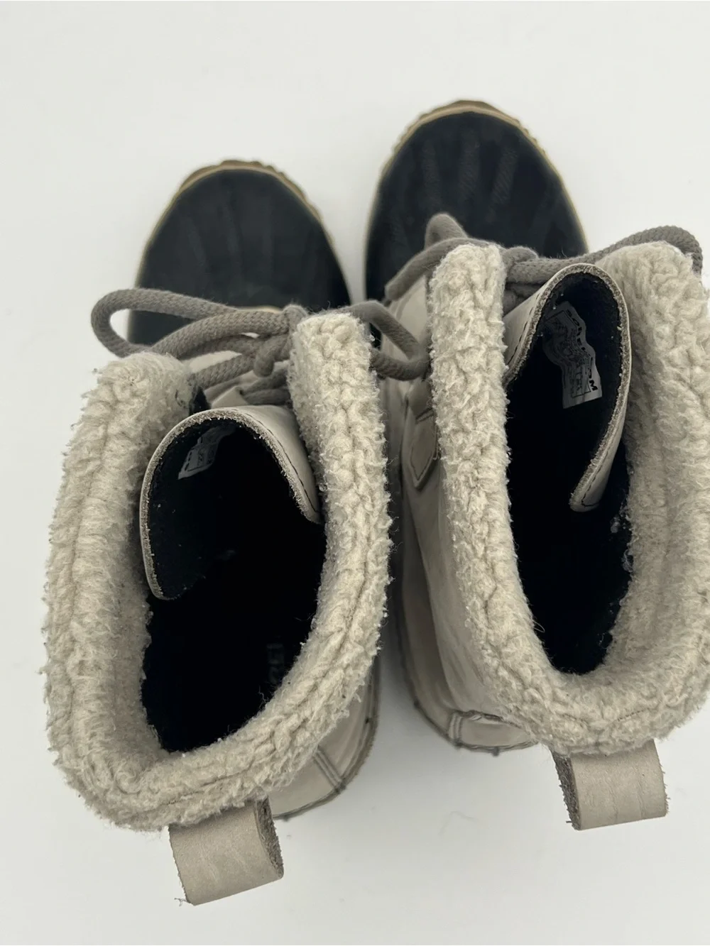 Sorel women caribou